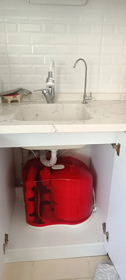 Tezgah altına monte edilmiş 12 litre tanklı ters ozmoz su arıtma cihazı