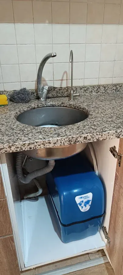 Tezgâh altı dolaba kurulmuş tanklı ters ozmoz su arıtma cihazı